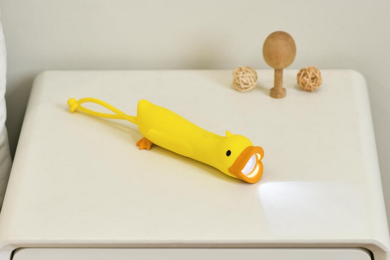 Torcia a forma di anatra in silicone ricaricabile con USB incluso, con luce fissa e intermittente, per un'idea regalo simpatica e originale